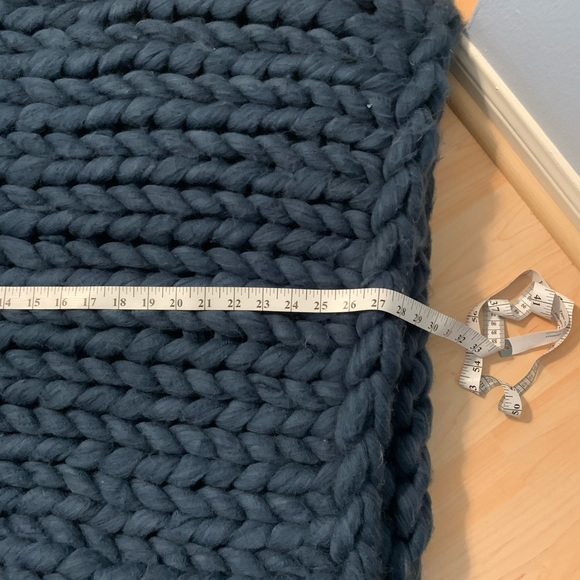 Deep blue thick knitted blanket - Picture 7 of 8